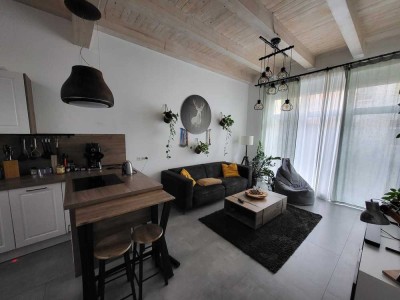 Ruhige Innenstadtlage! Außergewöhnliches 2-R-Apartment über 2 Etagen mit Terrasse und Einbauküche!