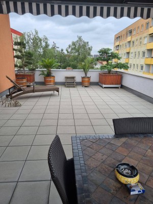 Schöne 4-Raum-Penthouse-Wohnung mit Terasse und Balkon in Traun