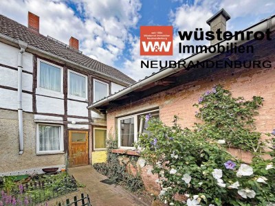 VIEL PLATZ FÜR DIE FAMILIE IM STADTHAUS MIT SECHS ZIMMERN, URIGEM INNENHOF UND MASSIVEM NEBENGEBÄUDE