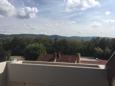 KERNSANIERTE EIGENTUMSWOHNUNG MIT BALKON UND UNVERBAUBAREM BLICK IN DEN ODENWALD