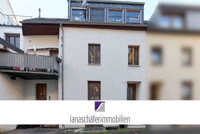 Zeltingen-Rachtig: Wohnhaus mit Balkon und PKW-Stellplatz