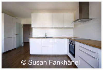 MODERNE WOHNUNG MIT DACHTERRASSE, GÄSTE-WC, EINBAUKÜCHE & ANKLEIDERAUM !