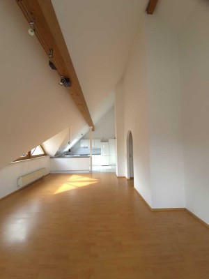 Stilvolle 2-Zimmer-Dachgeschosswohnung mit offener Wohnküche, Luftraum & Balkonaussicht