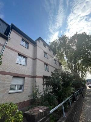**ANFRAGENSTOP**Großzügige 4,5 Zimmer-Wohnung im EG mit Balkon zu vermieten!