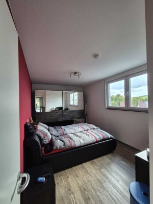 Attraktive, helle, 2-Zimmer Dachgeschosswohnung mit EBK, Balkon und Stellplatz in Fränkisch-Crumbach