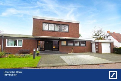 Exklusives freistehendes Zweifamilienhaus auf großem Grundstück zu verkaufen
