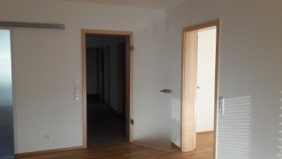 Zweitbezug mit Balkon und EBK: Geschmackvolle 3-Zimmer-Wohnung mit geh. Innenausstattung