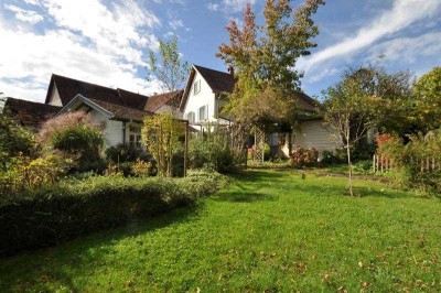 Tolles Wohnambiente im ehem. Bauernhaus mit flexiblen Nutzungsmöglichkeiten und schönem Grundstück