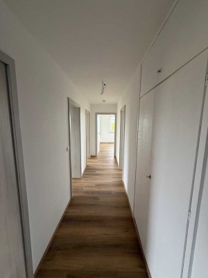 Sehr gut geschnittene 4 Zimmer Wohnung mit tollem Blick und frisch renoviert