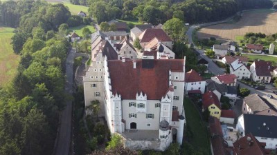 Großzügige 3 ZKB in Nebengebäude auf Schloss Sandersdorf mit wunderbarem Ausblick