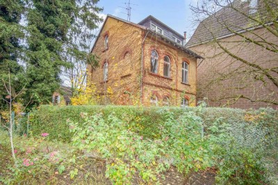 Sanierungsbedürftiges Zweifamilienhaus ca. 117 m²  mit Garten und Terrasse  in Mülheim - Speldorf