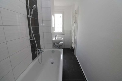 Auch für Nichtschwimmer geeignet...2-RW mit modernem Wannenbad!