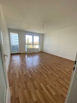 Geräumige 3-Zimmer-Wohnung mit Bad, Balkon und Keller