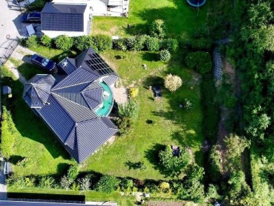 Zeitlos schön: Einfamilienhaus mit Gartenidylle und Eleganz
