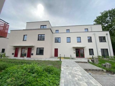 Neubau in Hessenwinkel - schöne 4- Zimmer Wohnung mit großer Sonnen-Dachterrasse sucht  Mieter