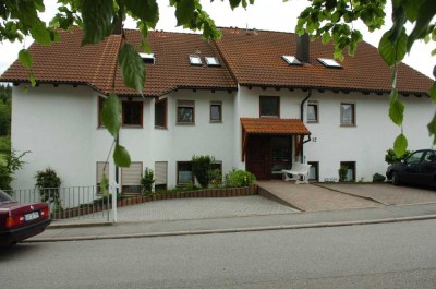 Ansprechende und gepflegte 3,5-Raum-Wohnung mit gehobener Innenausstattung mit EBK in Ebhausen