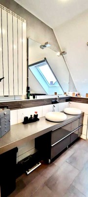 Schöne und vollständig renovierte 3,5-Zimmer-Dachgeschosswohnung mit Garten und EBK in Remscheid