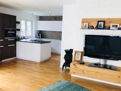 Ruhige Luxuswohnung am Inn mit toller Einbauküche, eigener Garage, großem Balkon in Altstadtnähe
