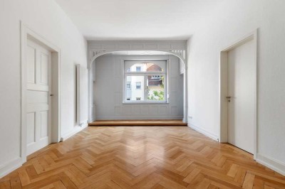 Belle Etage für ältere ruhige Paare: Charmanter Altbauflair, 4-ZKB mit Balkon, Top-Lage KA-Weststadt