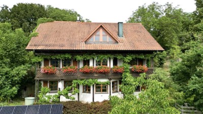 Naturnah. Nachhaltig. Besonders: Einfamilienhaus mit Einliegerwohnung in Top-Hanglage