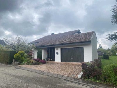 Einfamilienhaus mit großem Garten und Doppelgarage
