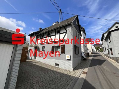 Einfamilienhaus mit Garten, Hof und Garage. Sofort frei.