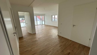 100m2 Erstbezug 4 Zimmerwohnung, Balkon, offen Küche, Rollläden, Stellplätze überdacht KFZ+Fahrräder