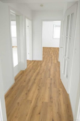 Erstbezug nach Renovierung: Stilvolle 3-Zimmer-Wohnung mit charmantem Balkon in zentraler Lage