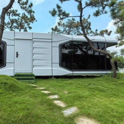 Design-Modulhaus mit Glasfront und Outdoor-Lounge