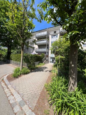 STADTNAH WOHNEN, GRÜN LEBEN –  Erdgeschosswohnung mit Gartenidylle in Pfersee