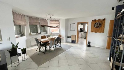 Schöne 3-Zimmer-Wohnung mit Balkon, Einbauküche und Stellplatz