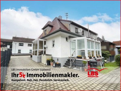 Sanierte Doppelhaushälfte mit Wintergarten, Doppelgarage, Nebengebäude und Garten