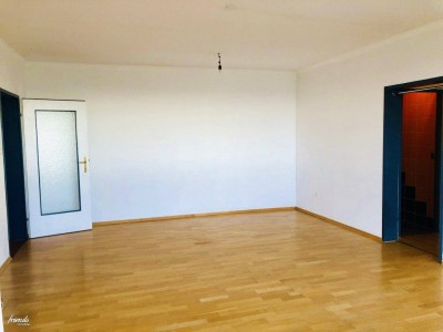 4-Zimmer-Wohnung mit Loggia und Stellplatz!