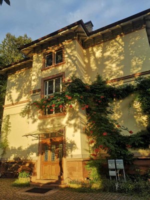 Familienfreundliche, großzügige Wohnung in Altbauvilla, möbliert, mit riesigem Garten