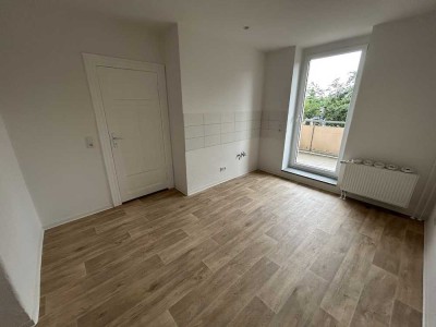 Ideal für Singles oder Pärchen! Komplettsanierte 2-Zimmer mit Balkon!