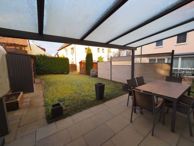 Exklusive Doppelhaushälfte mit Kamin, luxuriöser Küche und Garten