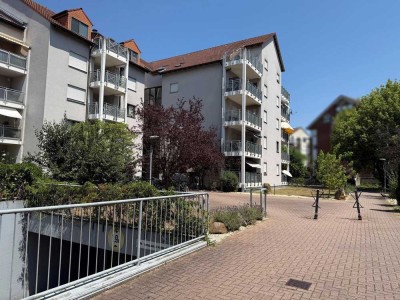 Gepflegte 2 Zimmer-Etagenwohnung mit großer Loggia und Fahrstuhl