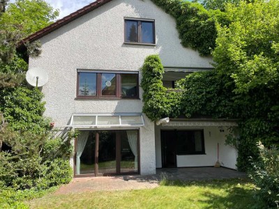 Drei Wohnungen in MFH in Kumpfmühl - schöner Garten