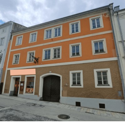 ALTSTADTHAUS mit viel POTENZIAL nahe Hauptplatz mit Braunutzung und vermietetem Geschäftslokal und einer Wohnung