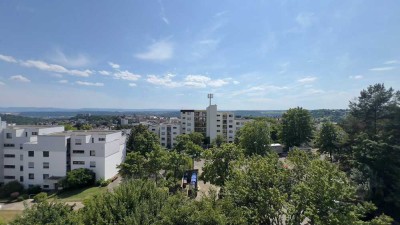 Helle, modernisierte 4-Zimmer-Wohnung mit zwei Balkonen und Weitblick