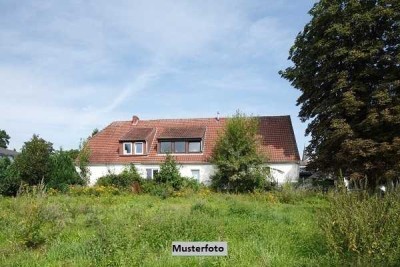 Ehemalige Hofstelle mit Wohnhaus und Nebengebäuden