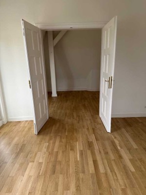 Geschmackvolle, vollst. renovierte 4-Zimmer-Wohnung mit geh. Innenausstattung mit Balkon in Weimar