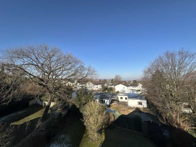 Helle, attraktive 2,5-Zimmer-Galeriewohnung mit großem Sonnenbalkon und traumhaftem Ausblick!