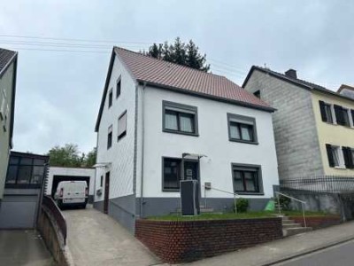 Einseitig angebautes Zwei- bis Dreifamilienhaus mit Garten und Garage in Quierschied