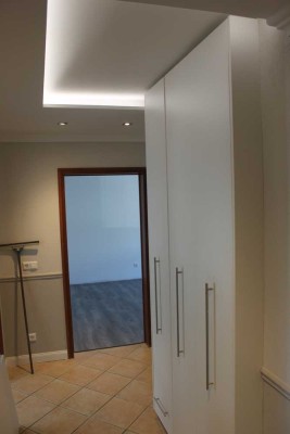 Erstbezug nach Renovierung mit Balkon: Geschmackvolle 3-Zimmer-Erdgeschosswohnung in Pattensen