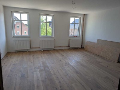 Hochwertig, in 2025 komplett und aufwendig sanierte 4-Zim.-Maisonette-Whg. mit großer Dachterrasse