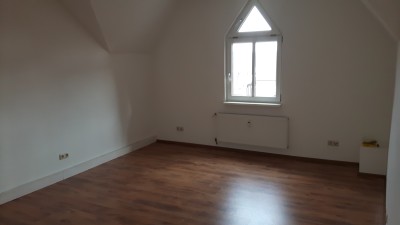 Schön geschnittene Wohnung mit Anschluss für Kamin