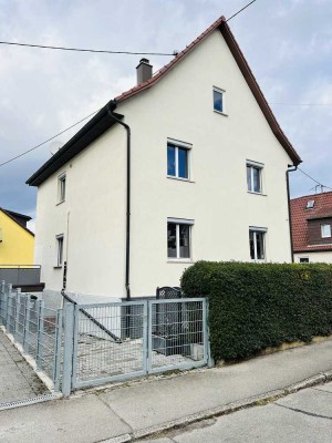 Schönes freistehendes Einfamilienhaus in der Stadtmitte! Garten, Balkon, Garage...