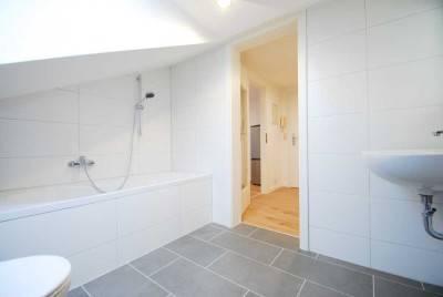 Praktische 2-RW im DG* EBK* modern saniert* Bad mit Wanne* moderne Möblierung* PKW-SP* grüne Lage*