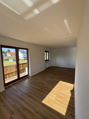 Erstbezug nach Sanierung: freundliche 3-Zimmer-Wohnung mit Einbauküche und Balkon in Holzkirchen